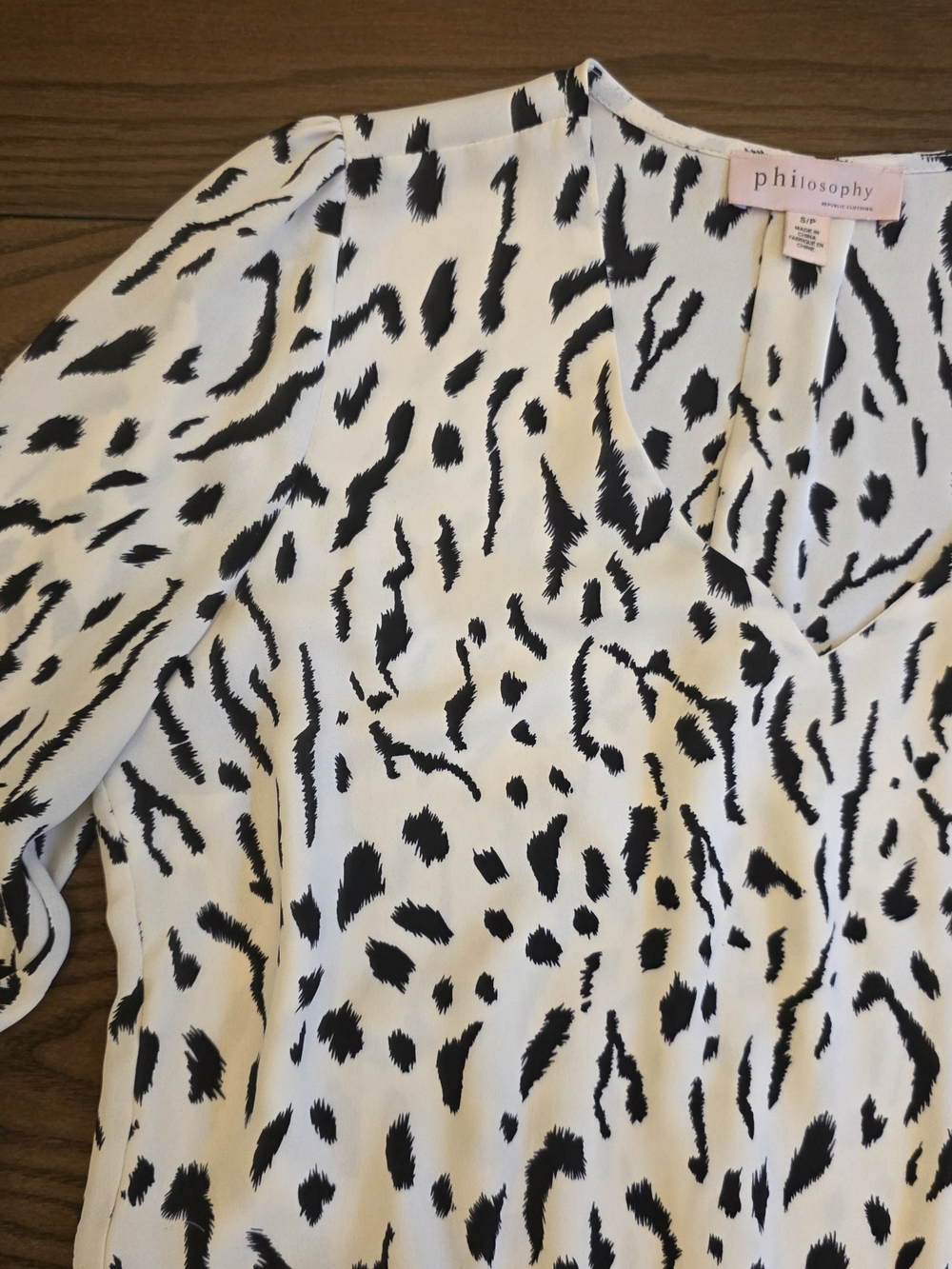 Philosophy Animal Print Smocked Blouse Long Slevees V-neck Quiet Luxury Mob Wife - Picture 3 of 8